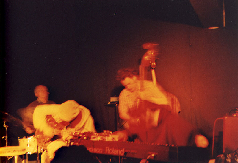 John Heward, Sam Shalabi, Alexandre St-Onge et  en concert au Le Va-et-vient [Photo: James Schidlowsky, Montréal (Québec), 26 mars 2003]