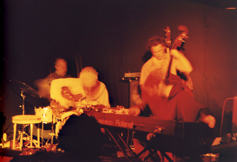 John Heward, Sam Shalabi, Alexandre St-Onge et  en concert au Le Va-et-vient [Photo: James Schidlowsky, Montréal (Québec), 26 mars 2003]