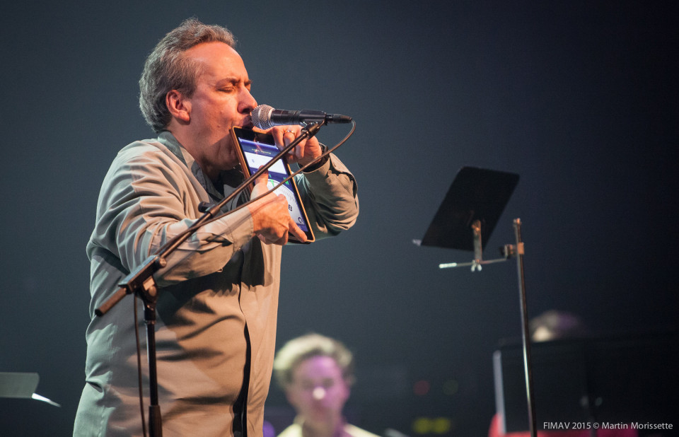 Jean Derome joue du iPad au concert du FIMAV 2015 [Photo: Martin Morissette, Victoriaville (Québec), 14 mai 2015]
