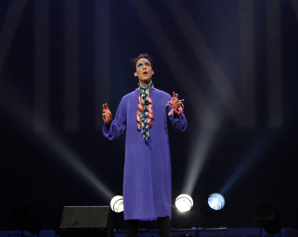 Gabriel Dharmoo lors du concert Le cabaret qui ruisselle, dans le cadre du festival Montréal / Nouvelles Musiques 2021. [Photo: Céline Côté, Montréal (Québec), 24 février 2021]