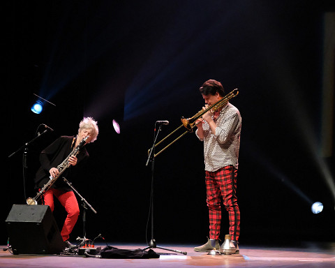 Lori Freedman / Scott Thomson Duo during the Le cabaret qui ruisselle concert, as part of the Montréal / Nouvelles Musiques 2021 festival. [Photograph: Céline Côté, Montréal (Québec), February 24, 2021]