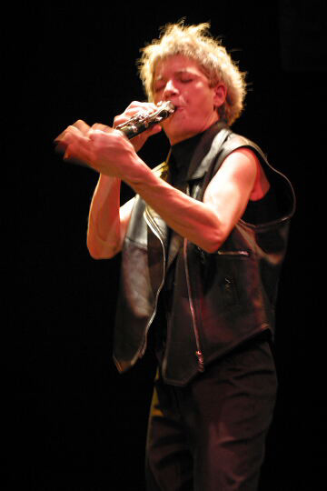 Lori Freedman / Soirées de musique fraîche, Salle Multi – Méduse, Quebec City (Québec) [Photograph: Idra Labrie, Quebec City (Québec), April 17, 2004]
