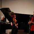 De gauche à droite: Marilyn Lerner, Ig Henneman, Lori Freedman lors de l’enregistrement, en concert, de l’album Réunion [Photo: Lauren des Marteaux, Toronto (Ontario, Canada), 2 décembre 2016]