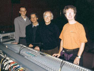 Louis Dufort, Robert Normandeau, Francis Dhomont et Paul Hodge avant le concert Rien à voir (Nothing to See) présenté par New Music Concerts [Toronto (Ontario, Canada), 26 octobre 2001]