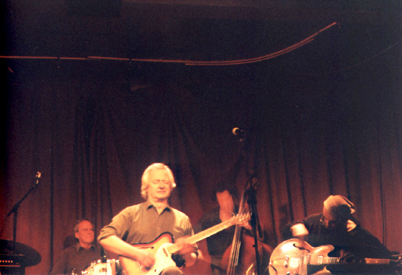 Po (John Heward, Sam Shalabi, Alexandre St-Onge, Rainer Wiens) en concert à La Sala Rossa [Photo: James Schidlowsky, Montréal (Québec), 25 mars 2003]