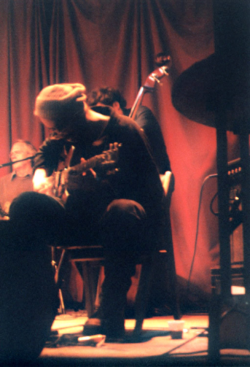 Po (John Heward, Sam Shalabi, Alexandre St-Onge, Rainer Wiens) en concert à La Sala Rossa [Photo: James Schidlowsky, Montréal (Québec), 25 mars 2003]