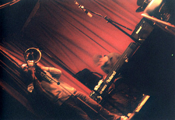 Jacques Gravel et Jesse Levine en concert à La Sala Rossa [Photo: James Schidlowsky, Montréal (Québec), 25 mars 2003]