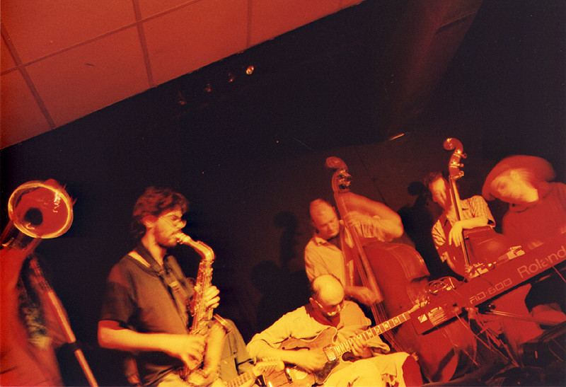 Philémon, Sam Shalabi, Nicolas Caloia, Alexandre St-Onge et Jesse Levine (ainsi que le trombone de Jacques Gravel à gauche) en concert au Le Va-et-vient [Photo: James Schidlowsky, Montréal (Québec), 26 mars 2003]