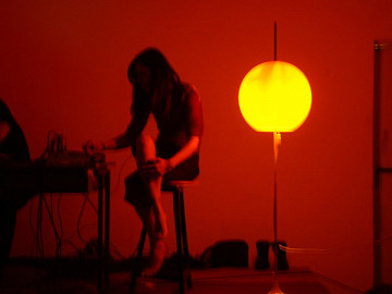 Magali Babin en performance au Bootlab [Photo: Kaffe Matthews, Berlin (Allemagne), février 2004]