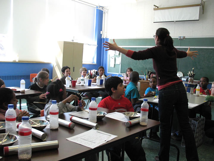 Magali Babin dirigeant une classe [Photo: Céline Côté, Montréal (Québec), 2008]