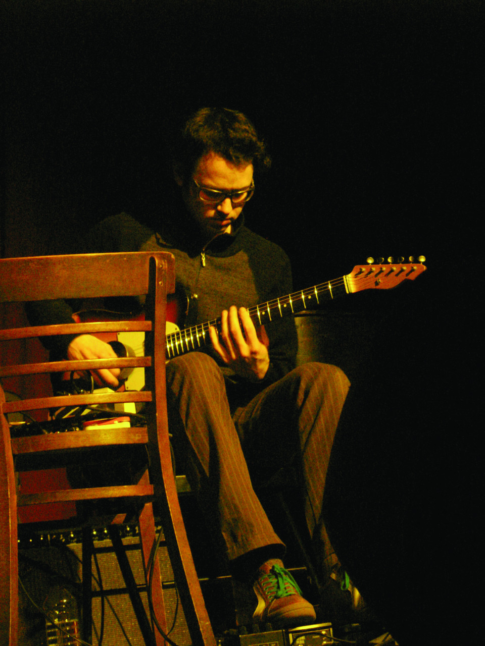 Antoine Berthiaume in concert at La Sala Rossa during the Ça frappe event, by Productions SuperMusique [Photograph: Céline Côté, Montréal (Québec), March 25, 2009]