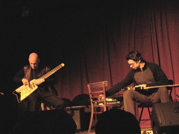 Antoine Berthiaume, Elliott Sharp en concert à La Sala Rossa dans le cadre de l’événement Ça frappe de Productions SuperMusique [Photo: Céline Côté, Montréal (Québec), 25 mars 2009]