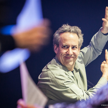 Jean Derome conducting during a concert at FIMAV 2015 [Photograph: Martin Morissette, Victoriaville (Québec), May 14, 2015]