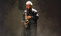 Jean Derome lors du concert Le cri des oiseaux fous au Festival des musiques de création (FMC) [Jonquière (Québec), 16 mai 2015]