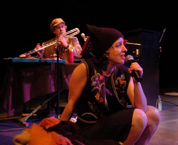 Jean Derome et Nathalie Derome lors du spectacle «Les temps qui courent, 20 ans de paroles tenues» au Théâtre La Chapelle [Photo: Luc Senécal, Montréal (Québec), 24 avril 2008]