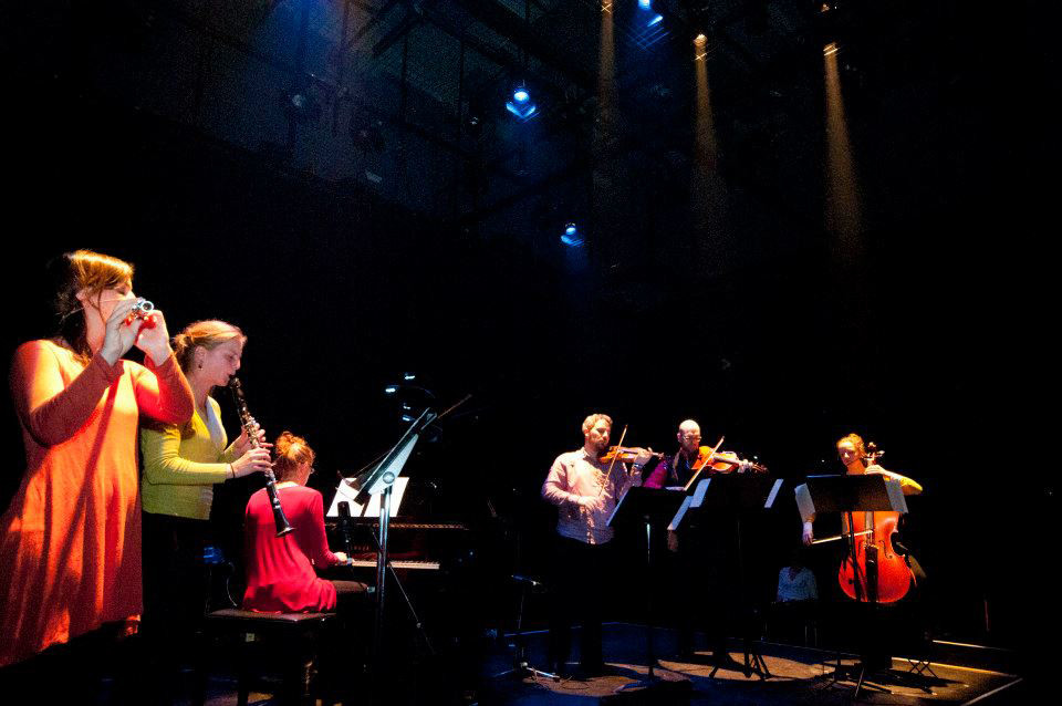 Geneviève Savoie, Marie-Julie Chagnon, Pamela Reimer, Benoît Cormier, Jean-François Gagné, Émilie Girard-Charest (at Salle Multi — Méduse) playing the piece Interflow from Christien Ledroit [Photo: Danielle Giguère, Quebec City (Québec), March 13, 2013]