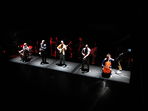 Ensemble SuperMusique (ESM) lors du spectacle «Treize lunes» présenté en coproduction avec Danse-Cité [Photo: Céline Côté, Montréal (Québec), février 2007]
