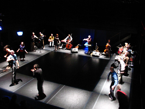 Ensemble SuperMusique (ESM) lors du spectacle «Treize lunes» présenté en coproduction avec Danse-Cité [Photo: Céline Côté, Montréal (Québec), février 2007]