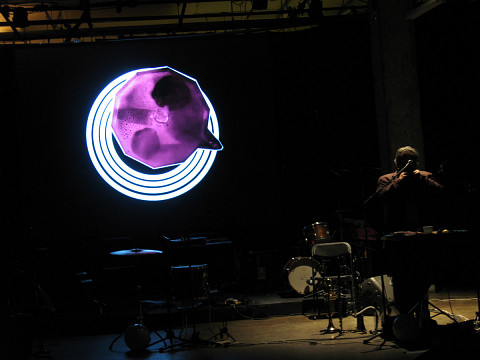 Ensemble SuperMusique (ESM) (Jean Derome) dans la pièce Cafetière du spectacle Y’a du bruit dans ma cabane [Photo: Céline Côté, Montréal (Québec), 17 décembre 2008]