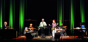 Ensemble SuperMusique (ESM) en concert au Festival des musiques de création (FMC) (de gauche à droite: Diane Labrosse; Danielle Palardy Roger; Jean Derome; Joane Hétu; Pierre Tanguay; Martin Tétreault) [Photo: Jonathan , Jonquière (Québec), 18 mai 2013]
