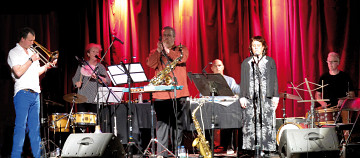 L’Ensemble SuperMusique (ESM) en concert à Montréal. De gauche à droite: Scott Thomson; Danielle Palardy Roger; Jean Derome; Martin Tétreault; Joane Hétu; Pierre Tanguay [Photo: Céline Côté, Montréal (Québec), 15 juin 2014]
