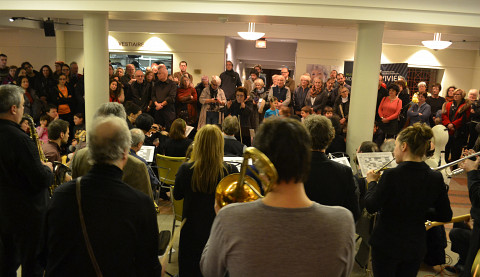 Members of Ensemble SuperMusique (ESM) and groupe Le Vivier interpreting the piece Le Caillou from Danielle Palardy Roger, conducted by Joane Hétu [Photograph: Clément Topping, Montréal (Québec), February 25, 2015]