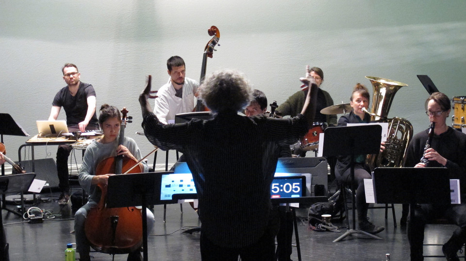 De jeunes musiciens de l’Ensemble SuperMusique (ESM) participent au stage dirigé par Danielle Palardy Roger [Photo: Céline Côté, Montréal (Québec), 6 mai 2017]