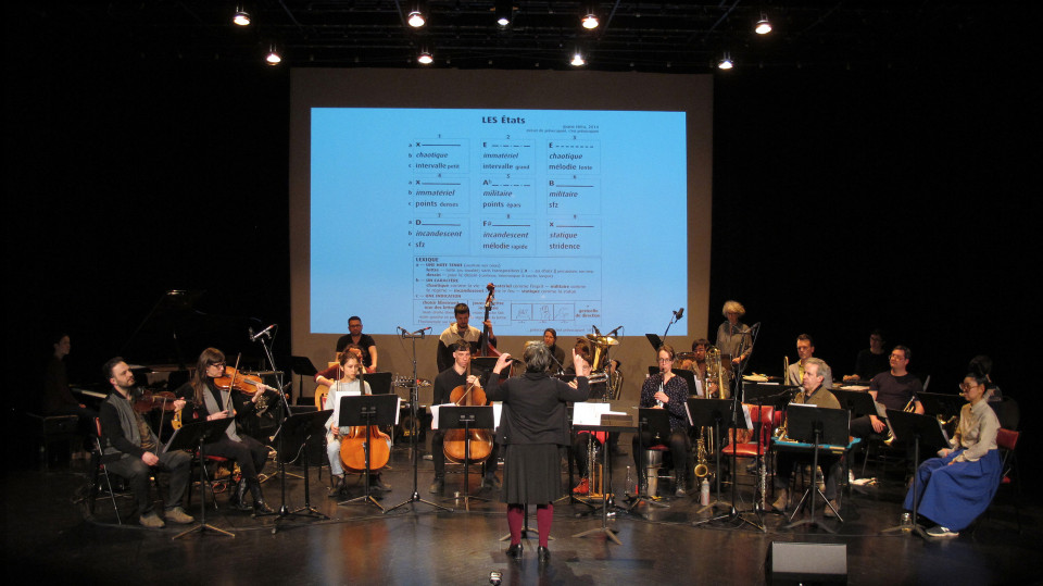 Ensemble SuperMusique (ESM), during the public workshop, plays the piece Les états conducted by Joane Hétu [Photograph: Céline Côté, Montréal (Québec), May 7, 2017]