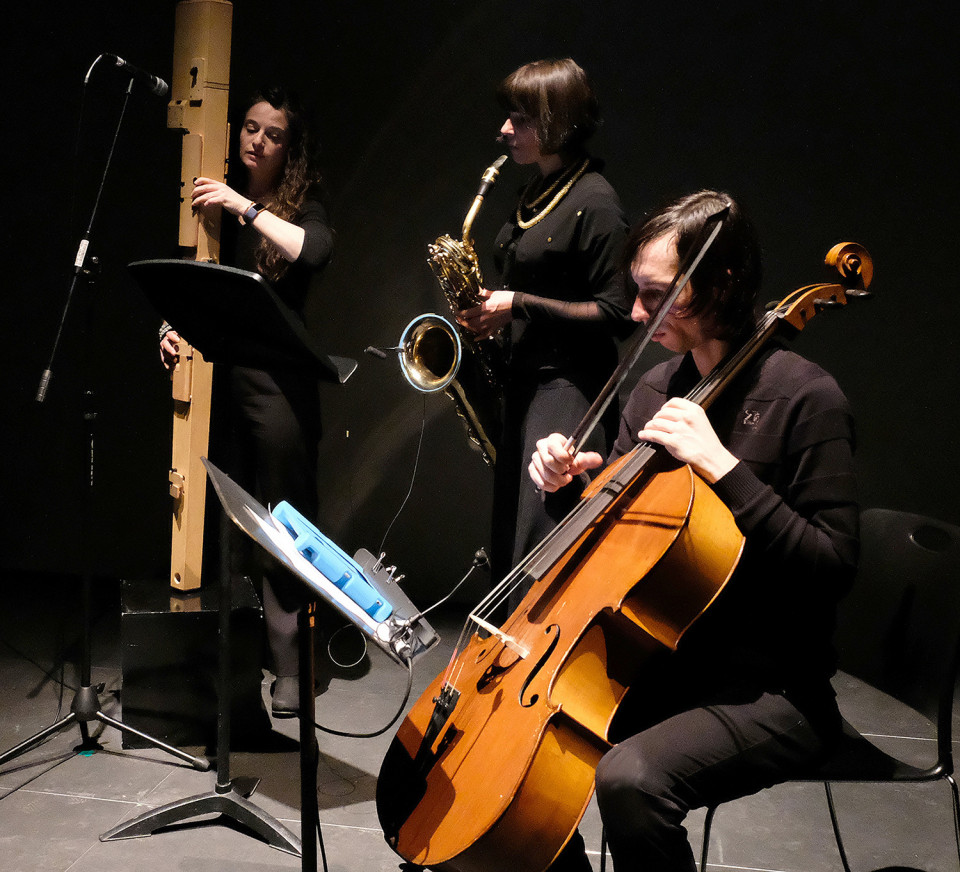 Ensemble SuperMusique (ESM) performs at Spationautes concert the Ana Dall’Ara-Majek, Ida Toninato’s Voyage en Tétronie piece [Photograph: Céline Côté, Montréal (Québec), April 10, 2019]