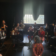 Ensemble SuperMusique et 6 participant·es à l’atelier [Photograph: Justine Richard, Saint-Germain-d’Ectot (Calvados, France), November 19, 2022]