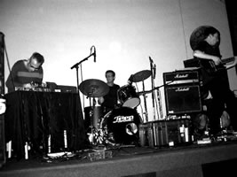 Foodsoon: Fabrizio Gilardino, Alexander MacSween, Bernard Falaise en concert à l’XM 24, Bologna (Italie) [Photo: Andrea Amadasi, Bologne (Italie), 10 octobre 2006]