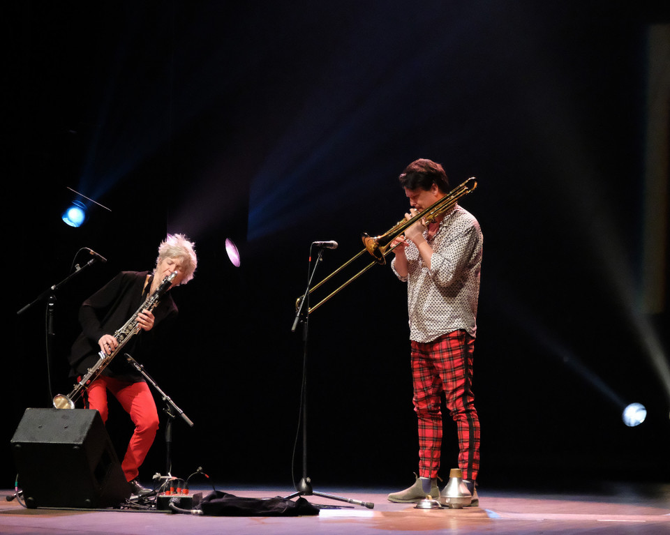 Duo Lori Freedman / Scott Thomson lors du concert Le cabaret qui ruisselle, dans le cadre du festival Montréal / Nouvelles Musiques 2021. [Photo: Céline Côté, Montréal (Québec), 24 février 2021]