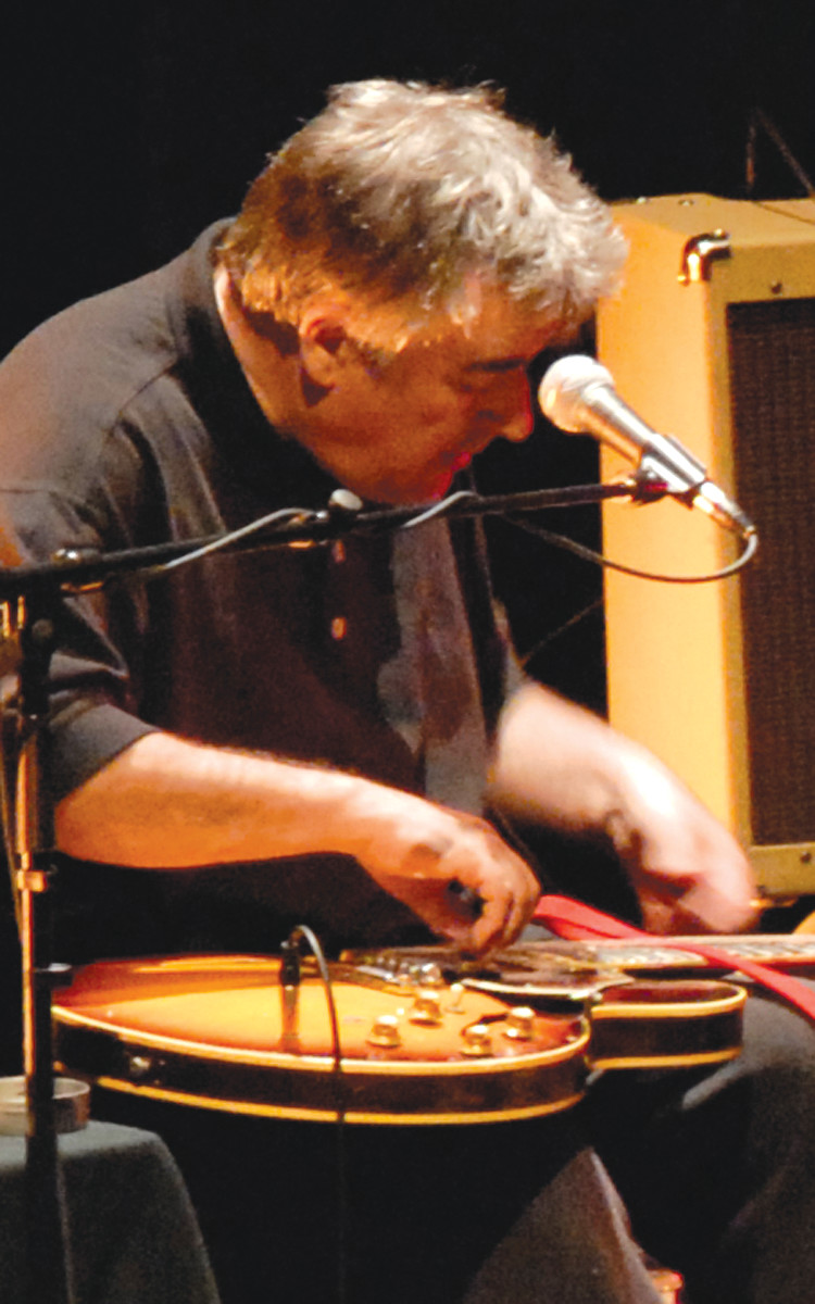 Fred Frith au Festival des musiques de création (FMC) [Photo: Alain Dumas, Jonquière (Québec), 19 mai 2006]