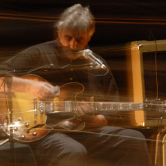 Fred Frith au Festival des musiques de création (FMC) [Photograph: Alain Dumas, Jonquière (Québec), May 19, 2006]