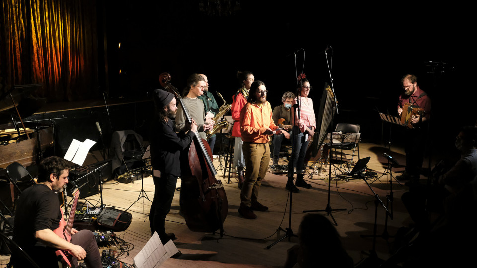 Grand groupe régional d’improvisation libérée (GGRIL) / Concert, La Sala Rossa, Montréal (Québec) [Photograph: Céline Côté, April 12, 2022]