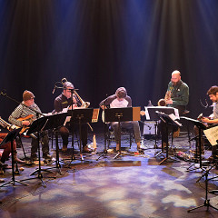 Grand groupe régional d’improvisation libérée (GGRIL) interprétant la pièce Tatouage miroir de Jean-Luc Guionnet [Photo: Céline Côté, Montréal (Québec), 7 avril 2019]