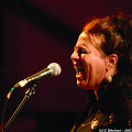 Joane Hétu en concert lors de l’événement 25e de Traquen’Art à La Sala Rossa [Photo: Jean-Claude Désinor, Montréal (Québec), 29 mars 2007]