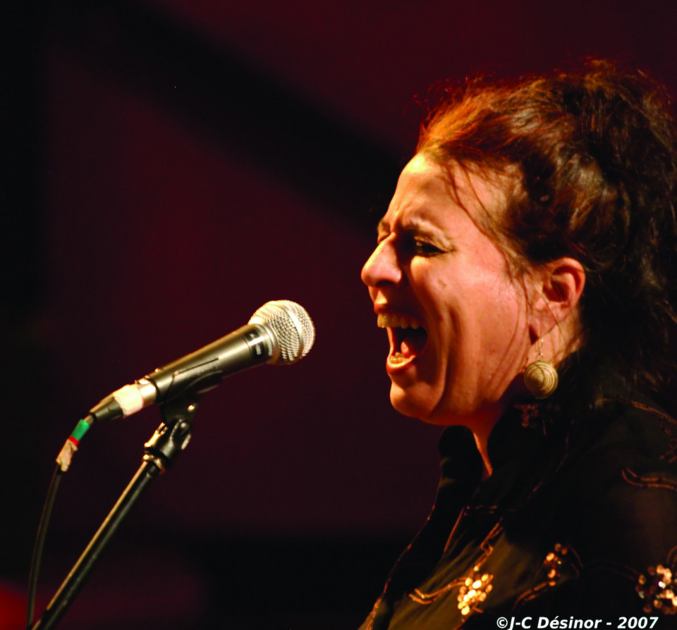 Joane Hétu in concert during Traquen’Art’ 25th at La Sala Rossa [Photograph: Jean-Claude Désinor, Montréal (Québec), March 29, 2007]