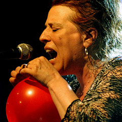 Joane Hétu en concert au Festival des musiques de création de Jonquière, 2011 avec le groupe Nous perçons les oreilles [Jonquière (Québec), 27 mai 2011]