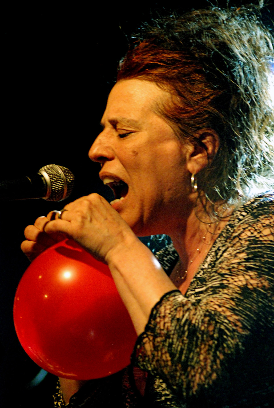 Joane Hétu en concert au Festival des musiques de création de Jonquière, 2011 avec le groupe Nous perçons les oreilles [Jonquière (Québec), 27 mai 2011]