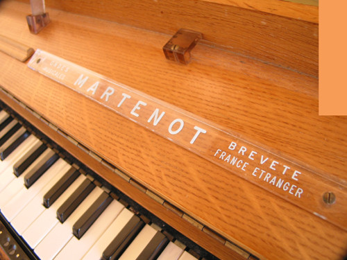 Ondes Martenot, 1976 (7e génération depuis 1928; 1e génération transistorisée); instrument de Suzanne Binet-Audet. 1/38 [Photo: Luc Beauchemin, Boucherville (Québec), avril 2005]