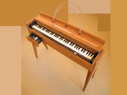 Ondes Martenot, 1976 (7e génération depuis 1928; 1e génération transistorisée); instrument de Suzanne Binet-Audet. 3/38 [Photo: Luc Beauchemin, Boucherville (Québec), avril 2005]