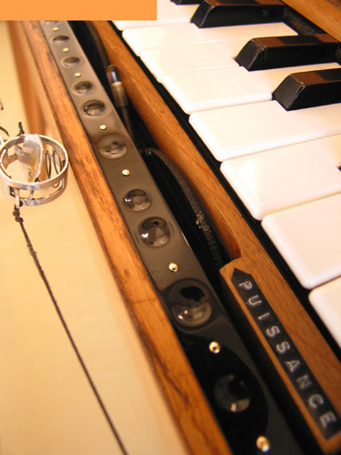 Ondes Martenot, 1976 (7e génération depuis 1928; 1e génération transistorisée); instrument de Suzanne Binet-Audet. 8/38 [Photo: Luc Beauchemin, Boucherville (Québec), avril 2005]