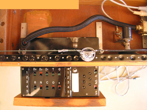 Ondes Martenot, 1976 (7e génération depuis 1928; 1e génération transistorisée); instrument de Suzanne Binet-Audet. 12/38 [Photo: Luc Beauchemin, Boucherville (Québec), avril 2005]