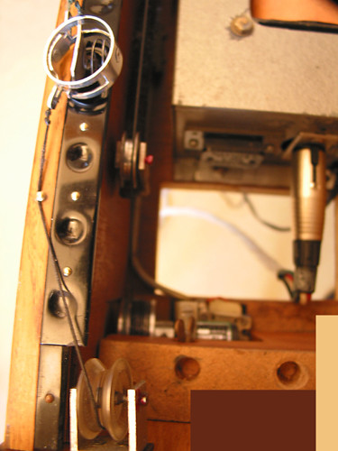 Ondes Martenot, 1976 (7e génération depuis 1928; 1e génération transistorisée); instrument de Suzanne Binet-Audet. 15/38 [Photo: Luc Beauchemin, Boucherville (Québec), avril 2005]