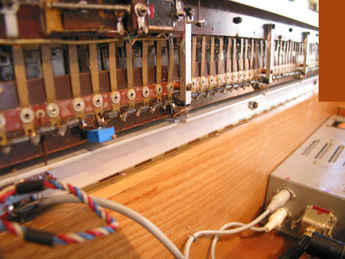 Ondes Martenot, 1976 (7e génération depuis 1928; 1e génération transistorisée); instrument de Suzanne Binet-Audet. 17/38 [Photo: Luc Beauchemin, Boucherville (Québec), avril 2005]