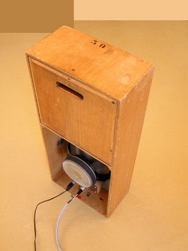 Ondes Martenot, 1976 (7e génération depuis 1928; 1e génération transistorisée); instrument de Suzanne Binet-Audet. 23/38 [Photo: Luc Beauchemin, Boucherville (Québec), avril 2005]