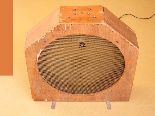 Ondes Martenot, 1976 (7e génération depuis 1928; 1e génération transistorisée); instrument de Suzanne Binet-Audet. 26/38 [Photo: Luc Beauchemin, Boucherville (Québec), avril 2005]