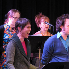 Elizabeth Lima; Susanna Hood; Kathy Kennedy; Alexandre St-Onge chantant dans la chorale Chorale Joker [Photo: Céline Côté, Montréal (Québec), 1 mars 2013]