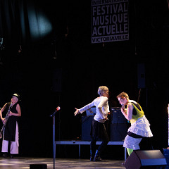 Joker_LesLucioles: Tableau 3 — chants des lucioles — Lori Freedman, Cléo Palacio-Quintin, Catherine Tardif [Photograph: Martin Morissette, Victoriaville (Québec), May 19, 2019]